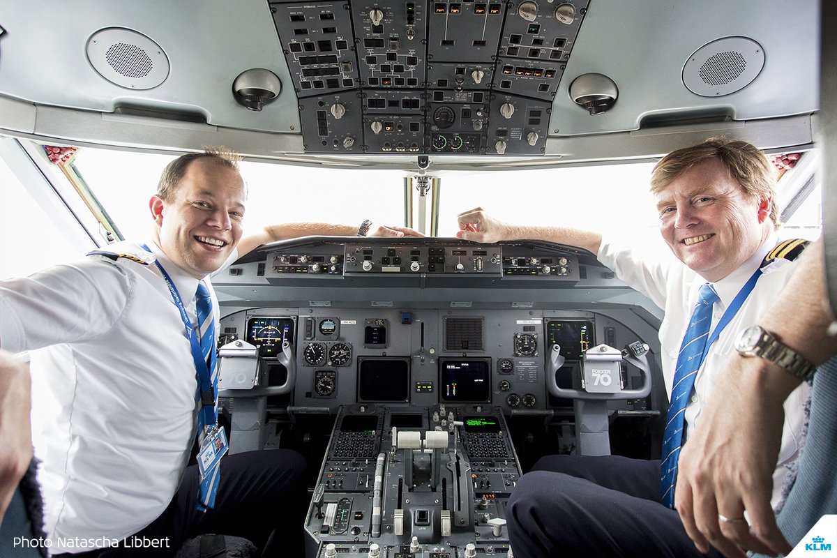Hình ảnh trên Twitter của hãng hàng không KLM chụp cảnh Quốc vương (bên phải) ngồi cạnh phi công chính - Ảnh: KLM