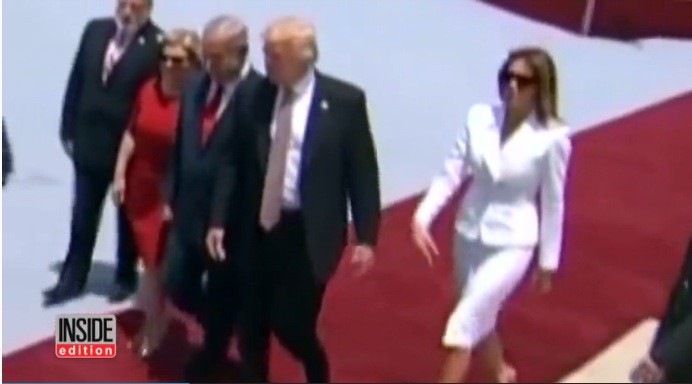 Khoảnh khắc ông Trump chìa tay ra nhưng bị bà Trump gạt mạnh - Ảnh: Mercury News