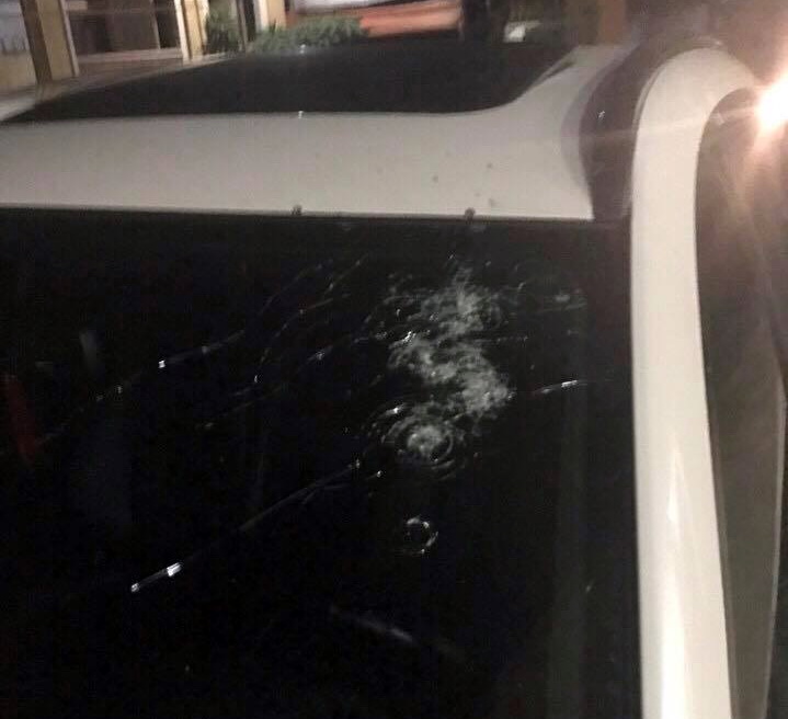 Kính ôtô bị bắn nhiều phát đạn - Ảnh: CTV