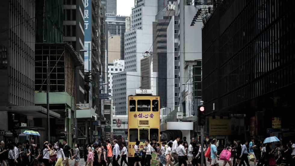 Một khu phố nhộn nhịp tại Hong Kong - Ảnh: AFP