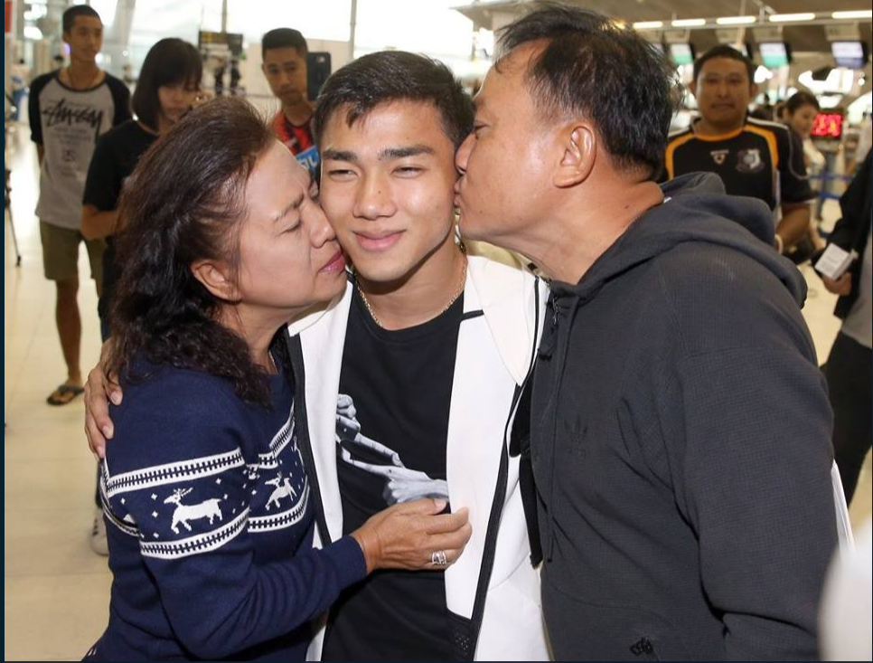 Cha mẹ Songkrasin ôm hôn con trai. Ảnh: MTU