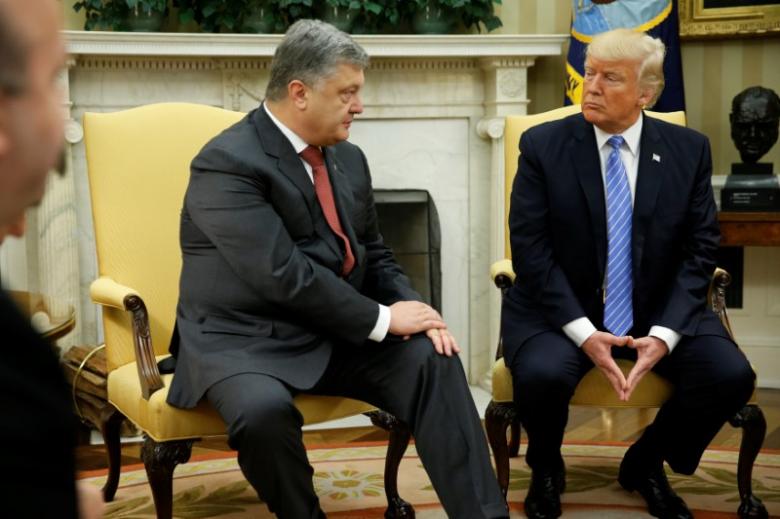 Tổng thống Ukraine Petro Poroshenko (trái) và Tổng thống Mỹ Donald Trump tại Nhà Trắng ngày 20-6 - Ảnh: Reuters