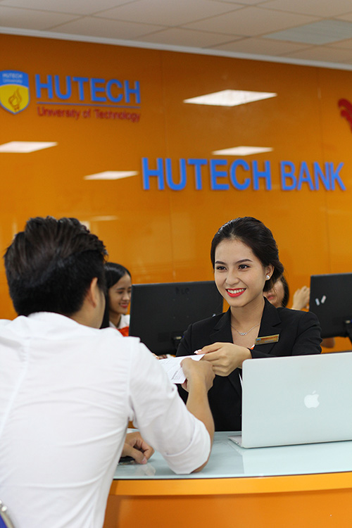 HUTECH Bank - “thiên đường thực hành” để sinh viên phát triển nghiệp vụ chuyên môn

