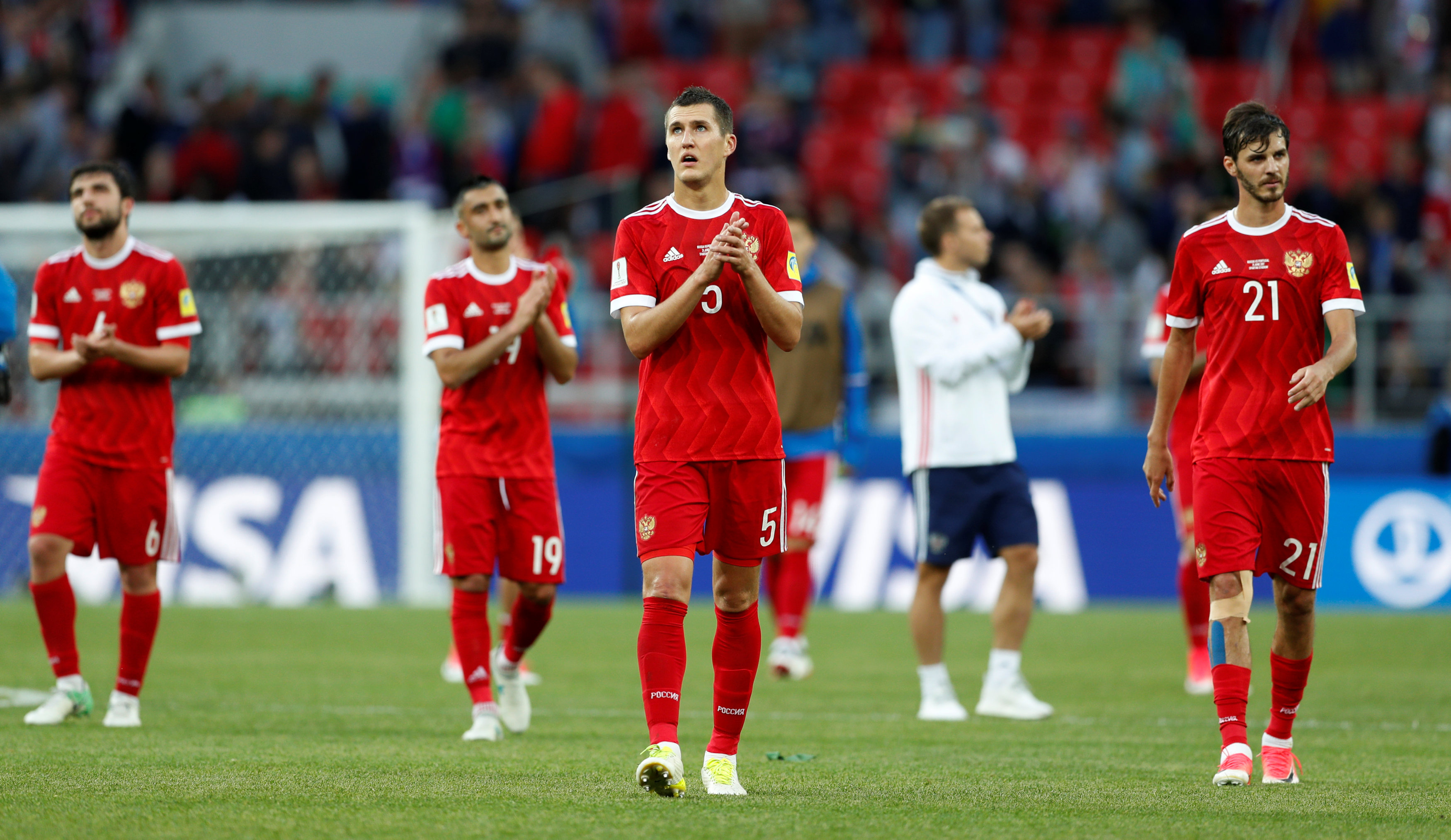 Sự thất vọng của các cầu thủ Nga sau trận thua Bồ Đào Nha. Ảnh: REUTERS