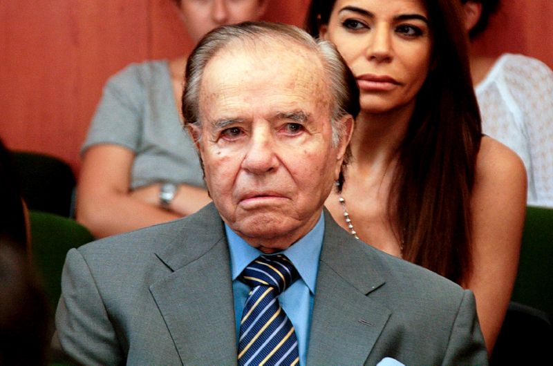 Cựu tổng thống Argentina Carlos Menem tại một phiên tòa năm 2015 - Ảnh: Reuters