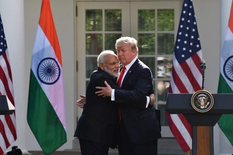 Thủ tướng Ấn Độ Narendra Modi (trái) và Tổng thống Mỹ Donald Trump ôm thân mật trong buổi họp báo chung ở Nhà Trắng ngày 26-6 - Ảnh: AFP