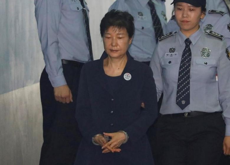 Cựu tổng thống Hàn Quốc Park Geun Hye tại một phiên tòa ở Seoul và tháng 5 năm nay - Ảnh: Reuters