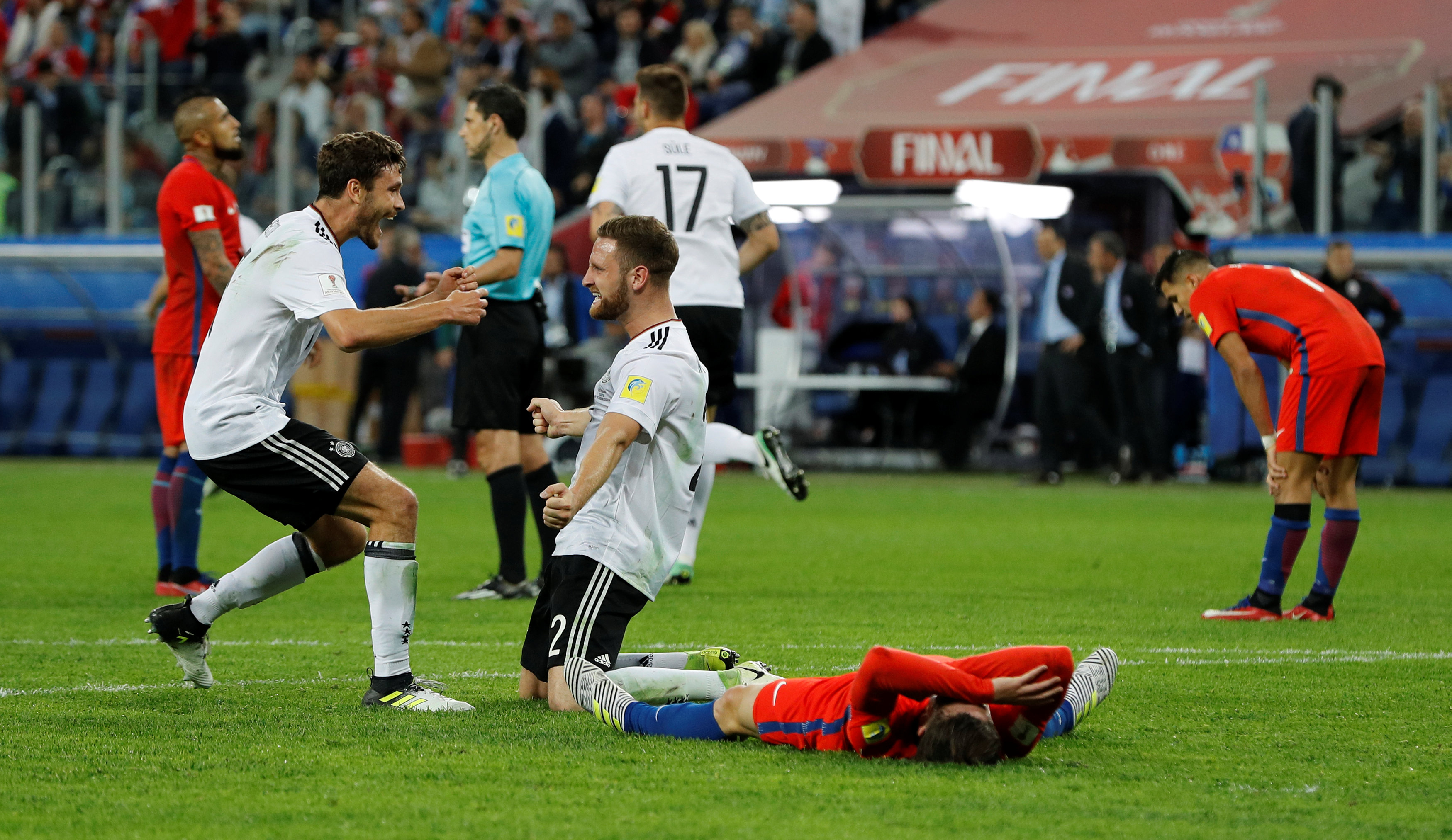 Cảm xúc trái ngược nhau của các cầu thủ Đức và Chile sau tiếng còi kết thúc trận đấu.