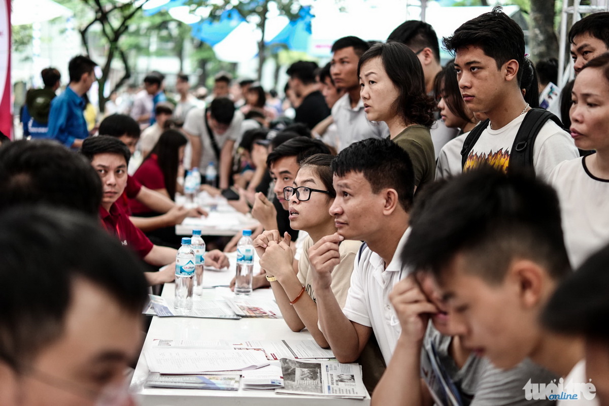 Các phụ huynh và học sinh tập trung lắng nghe tư vấn của các cán bộ trường ĐH Bách Khoa Hà Nội - Ảnh: Nguyễn Khánh