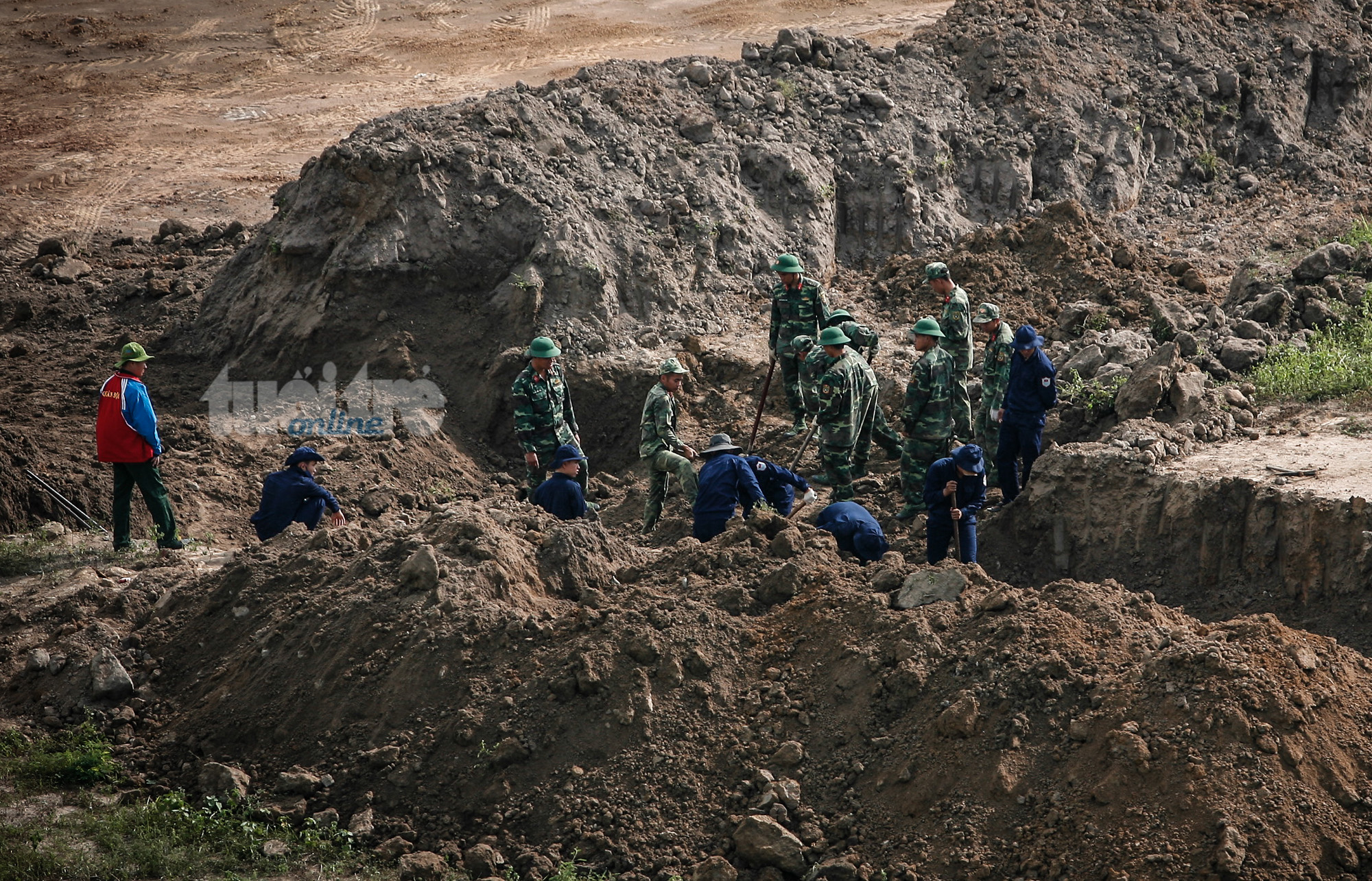 Lực lượng tìm kiếm tiến hành đào bằng tay để tìm kiếm di vật- Ảnh: Nam Trần