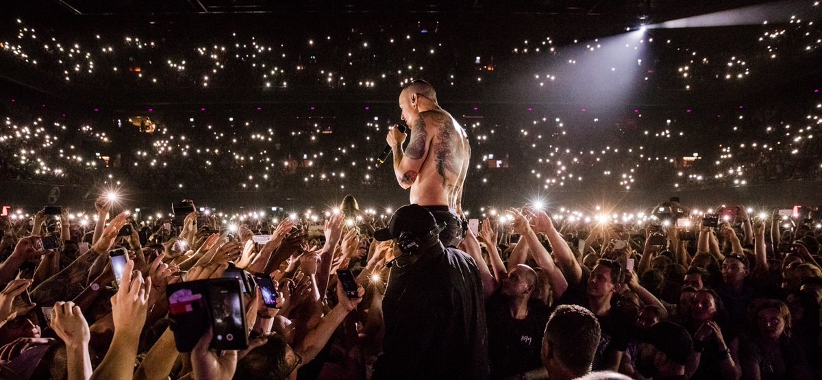 Chester Bennington trong một đêm diễn quảng bá cho album One More Light mới nhất của Linkin Park - Ảnh: Twitter Linkin Park