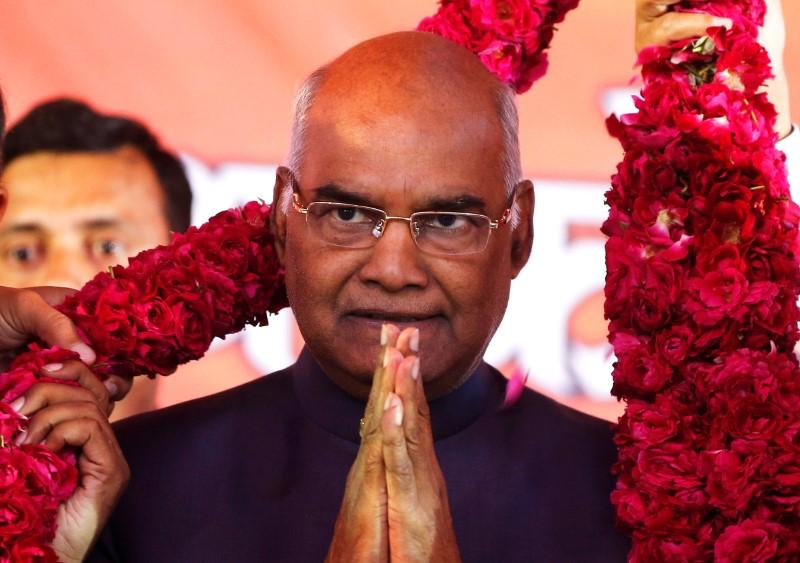 Ông Ram Nath Kovind được người ủng hộ tặng vòng hoa trong lễ tiếp đón trước chuyến đi vòng quanh Ấn Độ ngày 15-7 - Ảnh: Reuters