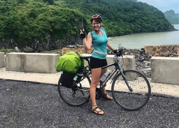Rita Rasimaite chụp ảnh lưu niệm cùng chiếc xe đạp của mình lúc dừng chân tại Hải Phòng - Ảnh: Facebook của nhân vật