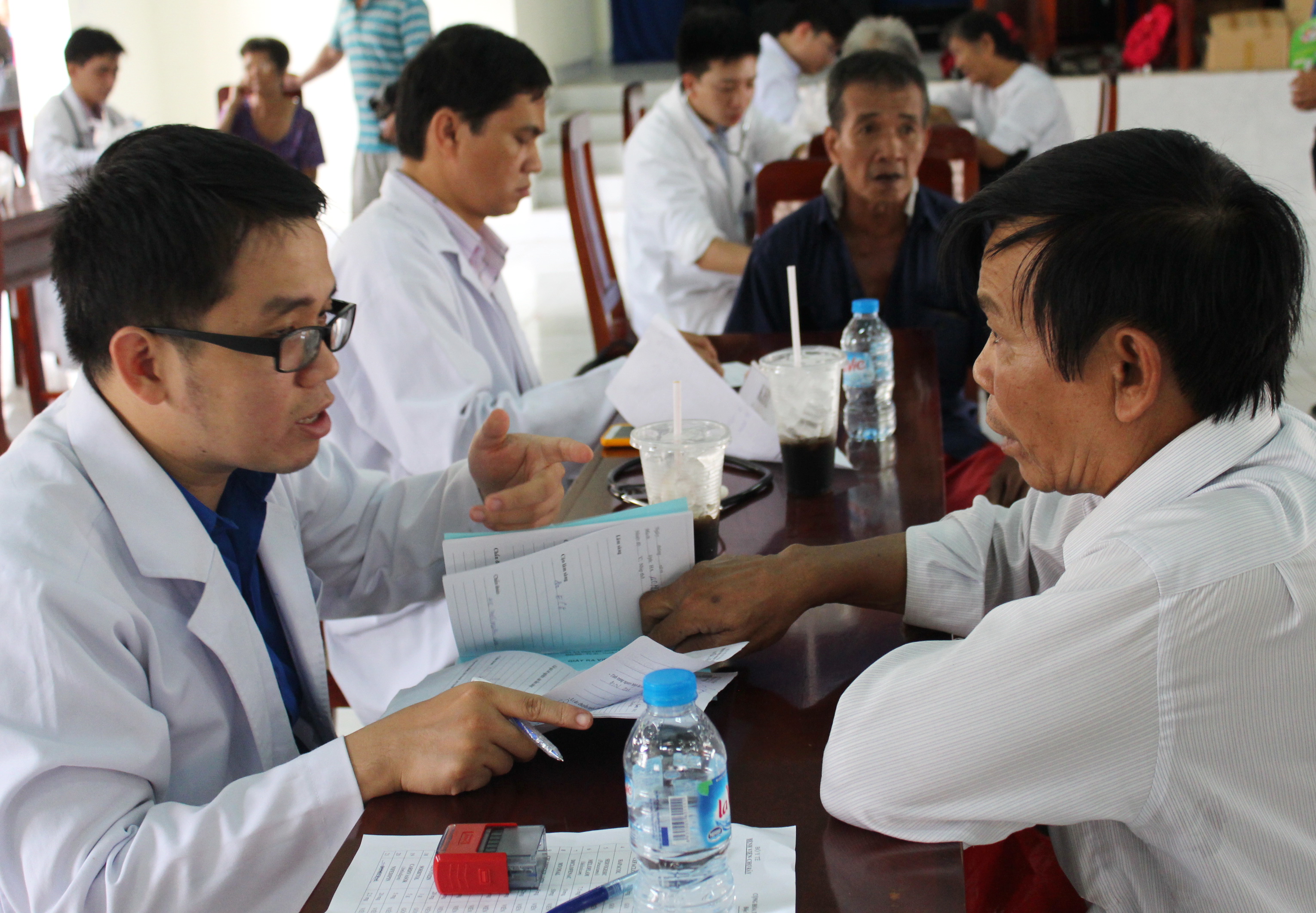 Các bác sĩ tình nguyện Bệnh viện Chợ Rẫy thăm khám, tư vấn sức khỏe cho bà con tại xã Hòa Phú, huyện Củ Chi (TP.HCM) - Ảnh: Q.L.