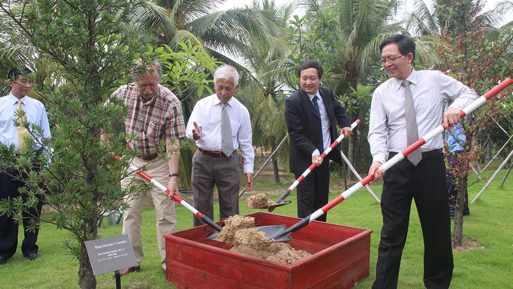 Ông Hồ Quốc Dũng – chủ tịch UBND tỉnh Bình Định (bìa trái) cùng GS. Gerardus ’t Hooft tham quan một vài địa điểm tại Trung tâm ICISE - Ảnh: THÁI THỊNH