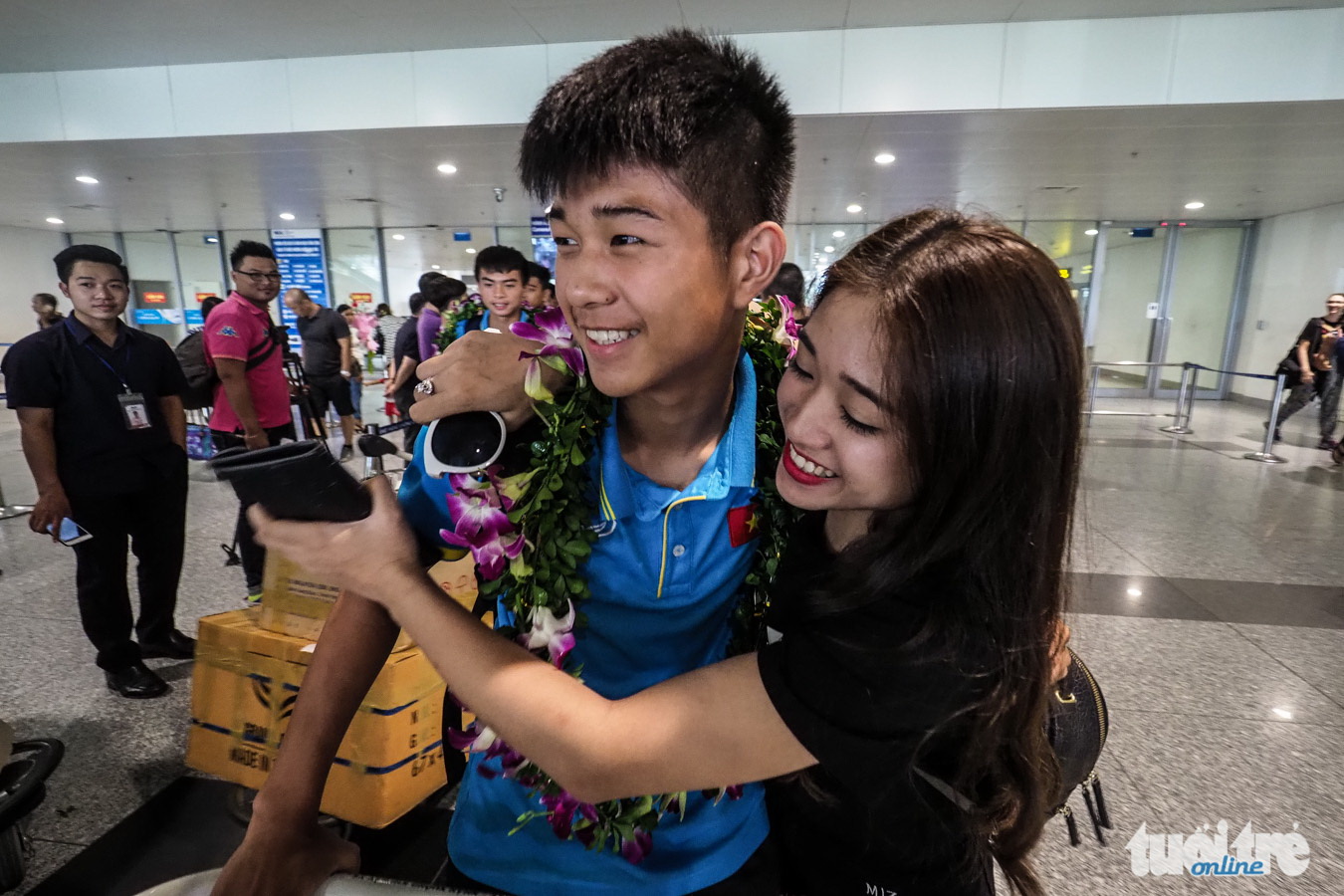 Cầu thủ Hoàng Nhất Minh được chị gái Châu Giang đón tai sân bay. Ảnh: NGUYỄN KHÁNH