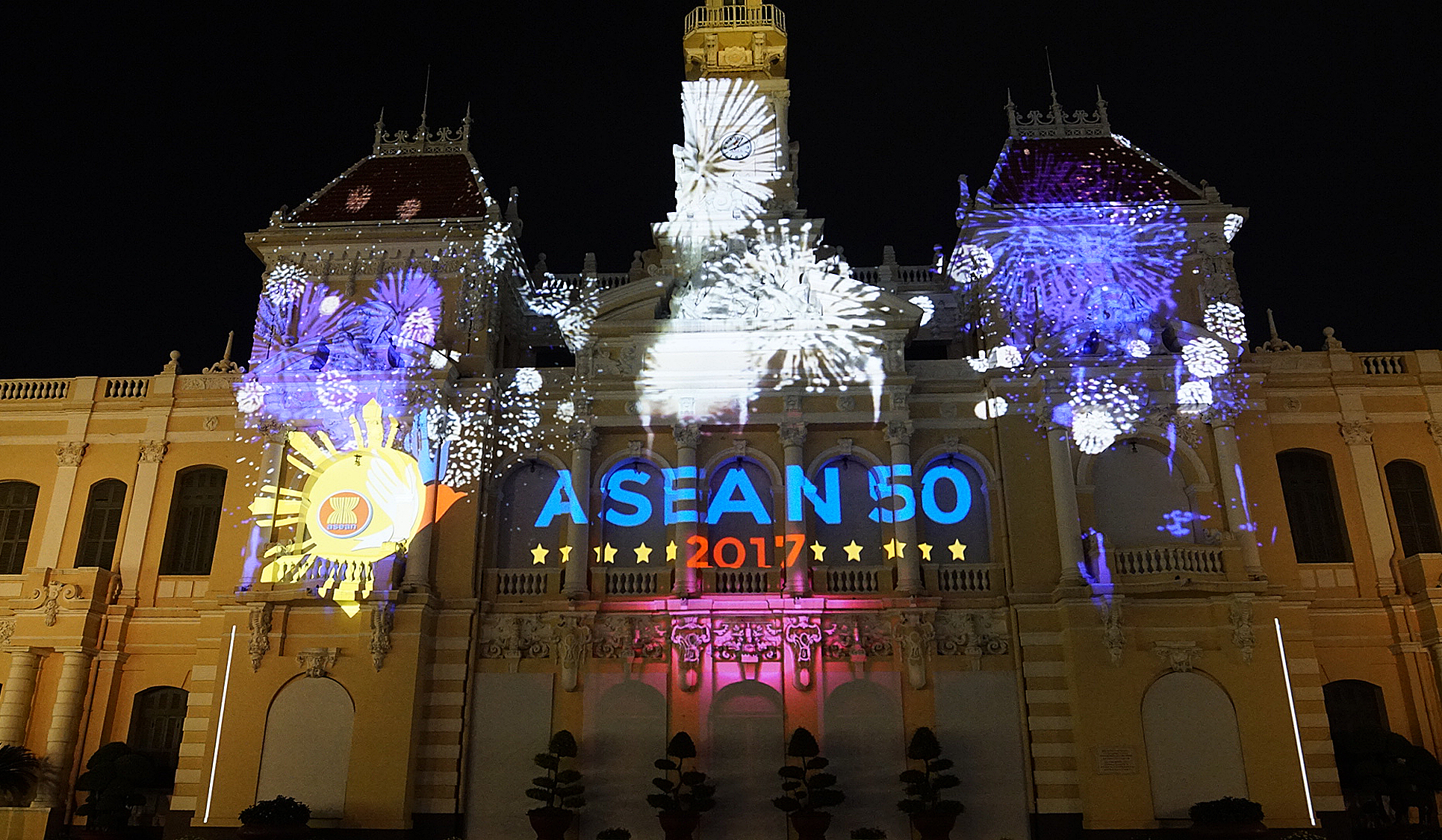các màu tượng trưng cho ASEAN như đỏ, xanh dương và vàng hoặc hình biểu trưng của ASEAN - Ảnh: NAM TRẦN