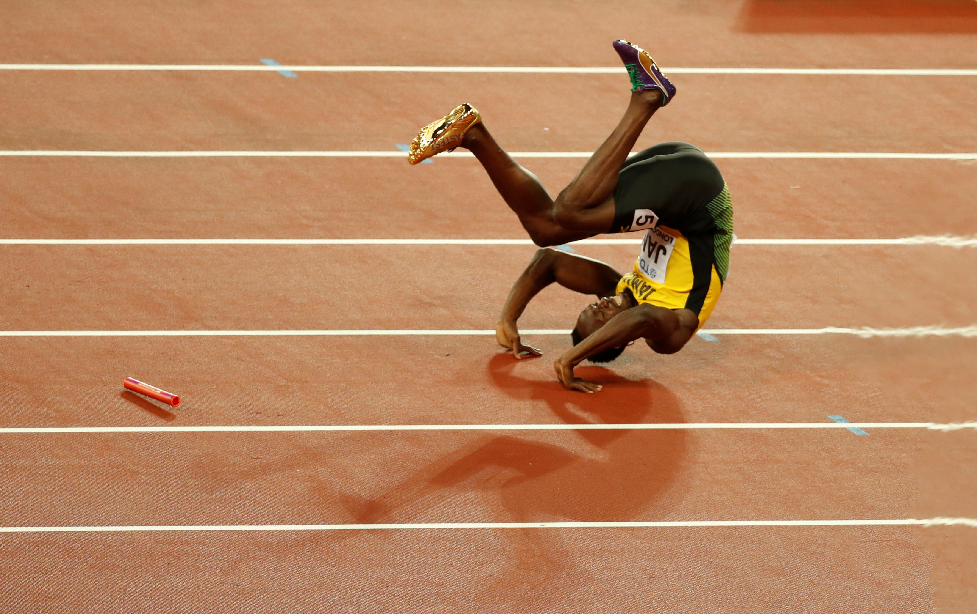 Bolt đau đớn ngã xuống sân. Ảnh: REUTERS