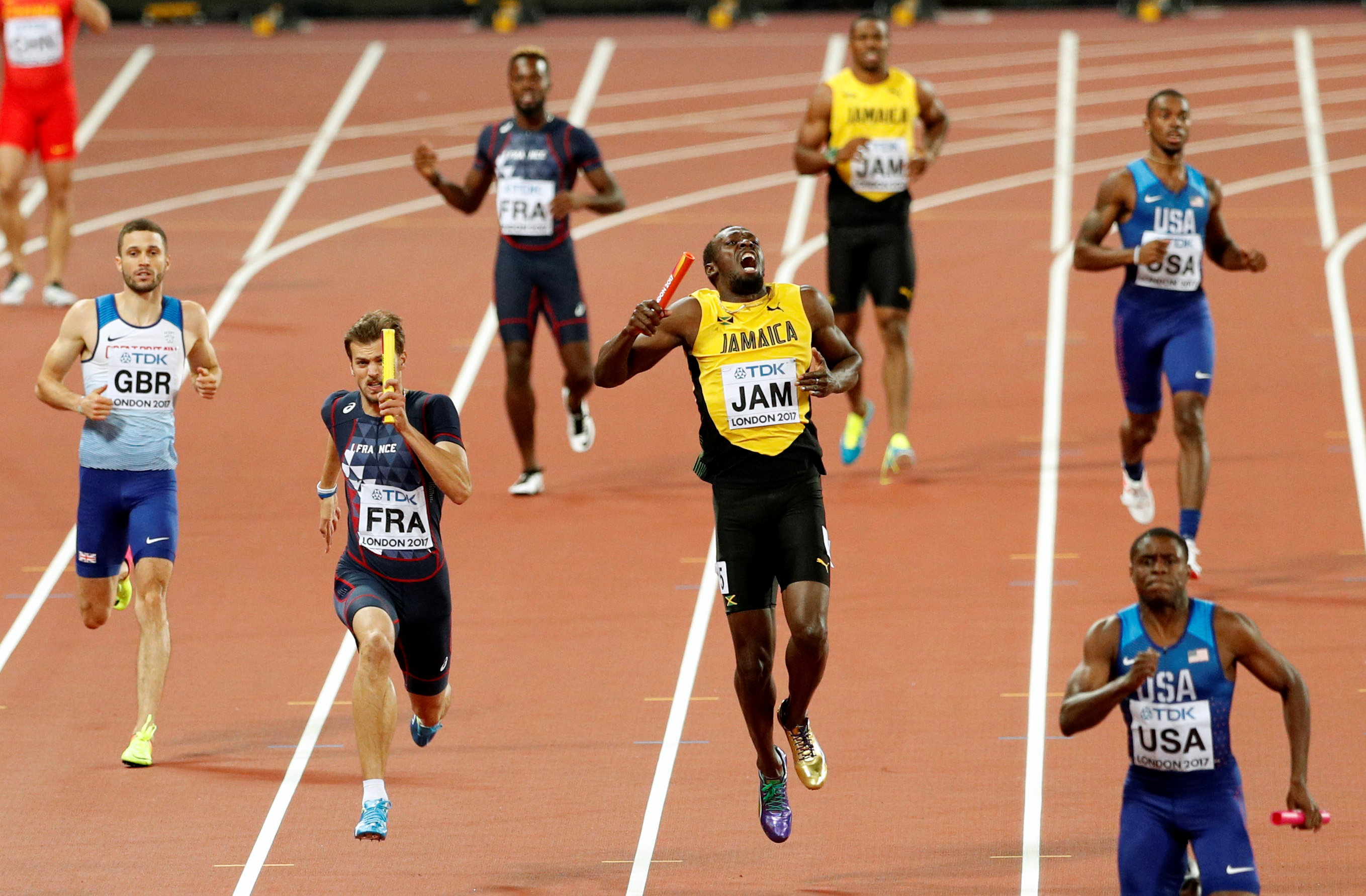 Bolt (thứ ba từ trái sang, hàng trước) dính chấn thương khi đang bứt tốc. Ảnh: REUTERS