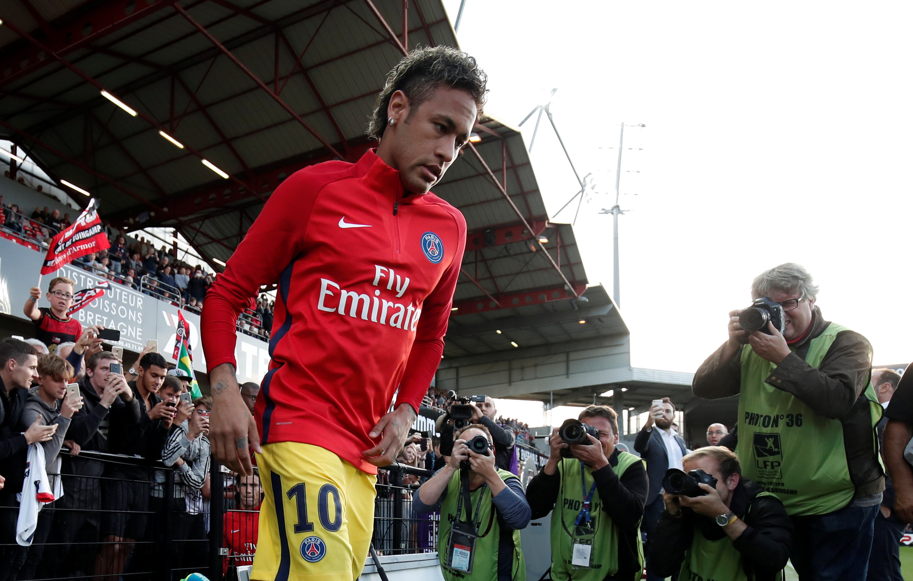 Neymar bước ra sân khởi động trong sự chào đón nồng nhiệt của CĐV và các phóng viên. Ảnh: REUTERS