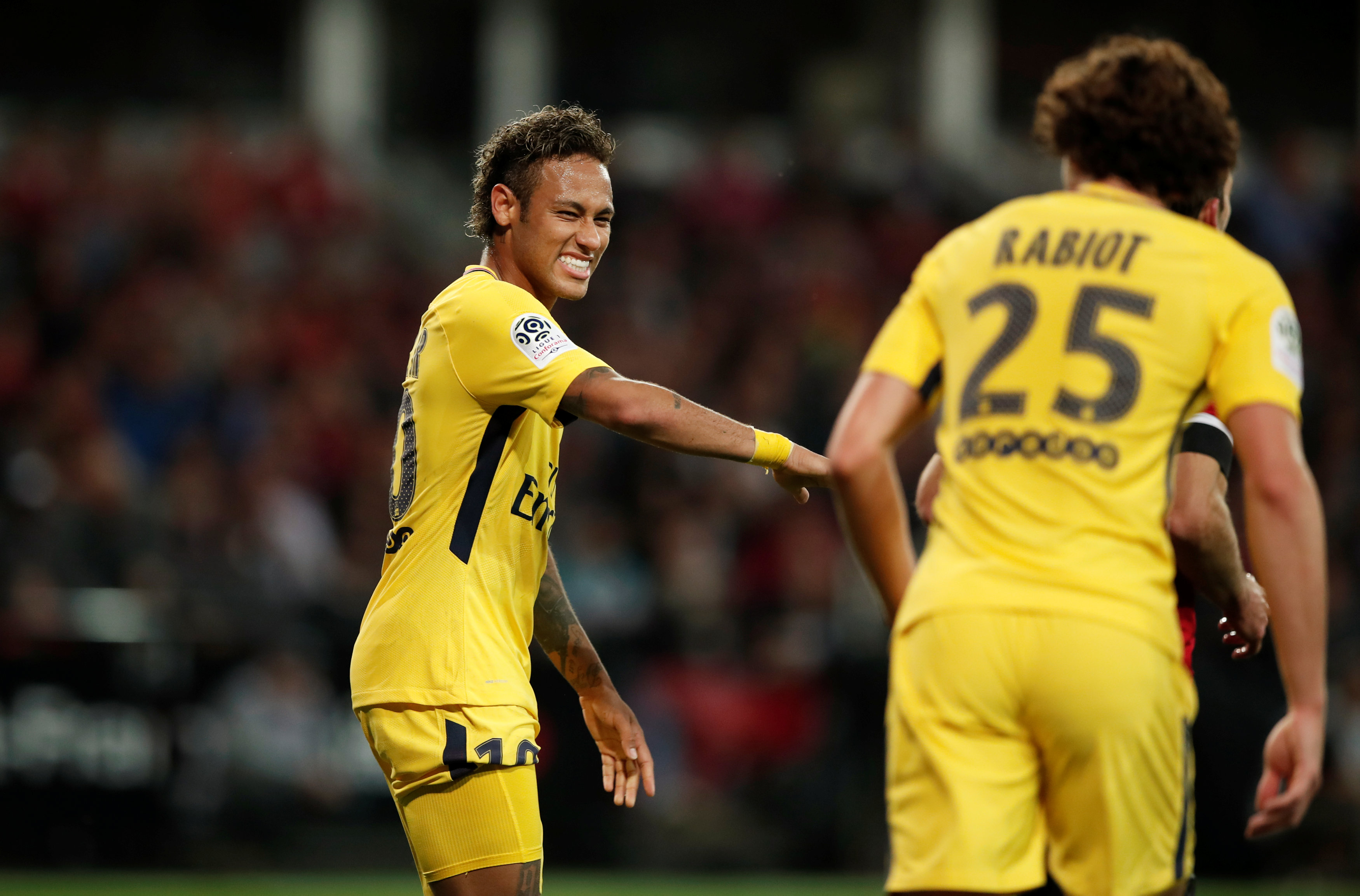 Niềm vui của Neymar sau khi PSG có bàn thắng mở tỉ số. Ảnh: REUTERS