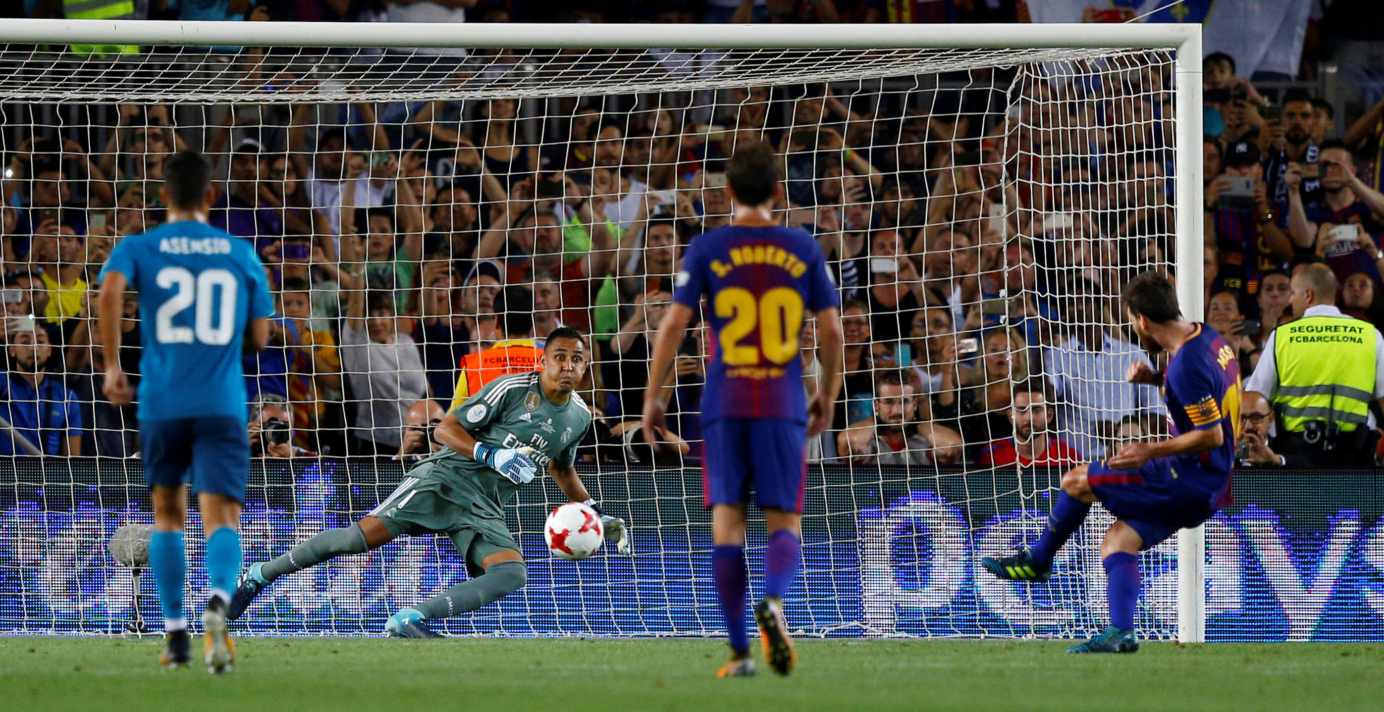 Messi đánh bại Navas trên chấm 11m mang về bàn gỡ hòa 1-1 cho Barca. Ảnh: REUTERS