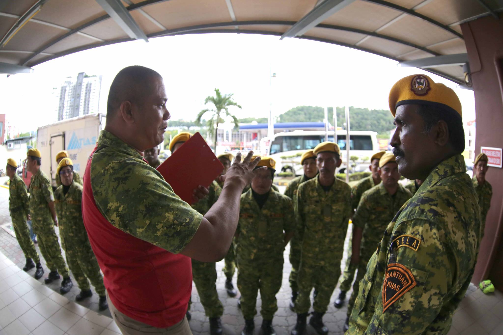 Lực lượng an ninh Malaysia có mặt tại sân Selayang. Ảnh: NGUYÊN KHÔI
