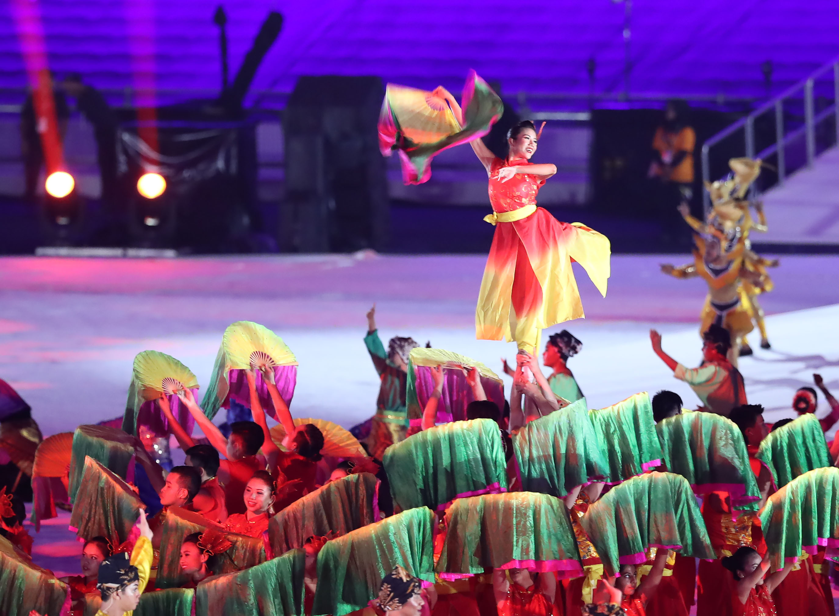 Tiết mục múa của các nghệ su=ĩ Malaysia trong lễ khai mạc SEA Games 29. Ảnh: NGUYỄN KHÁNH