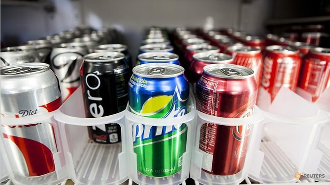 Đến năm 2020, nước ngọt của Coca-Cola ở Singapore sẽ ít đường hơn - Ảnh: Reuters