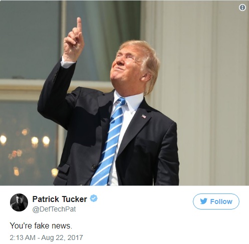 Khoảnh khắc Tổng thống Trump nhìn trực tiếp vào mặt trời nhưng không đeo kính - Ảnh: Twitter