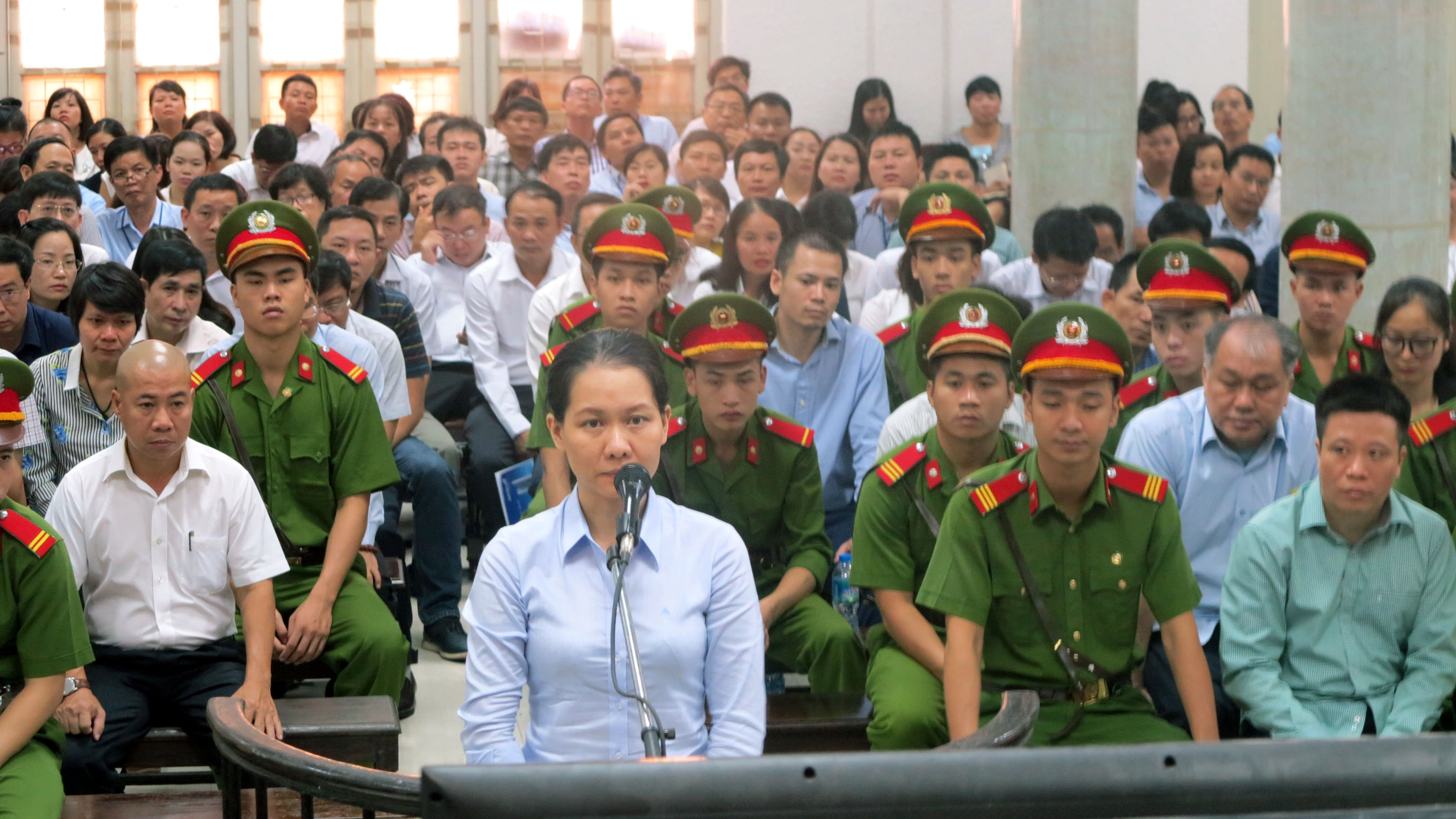 Bị cáo Nguyễn Minh Thu- nguyên tổng giám đốc OceanBank- bị cáo buộc đã tiếp nhận chủ trương chi lãi ngoài trái quy định từ Hà Văn Thắm - Ảnh: NGUYỄN HƯNG