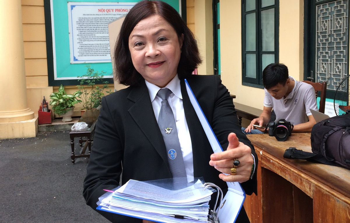 Luật sư Trương Thị Minh Thơ với kiến nghị gửi tòa án sáng 29-8 - Ảnh: T.L