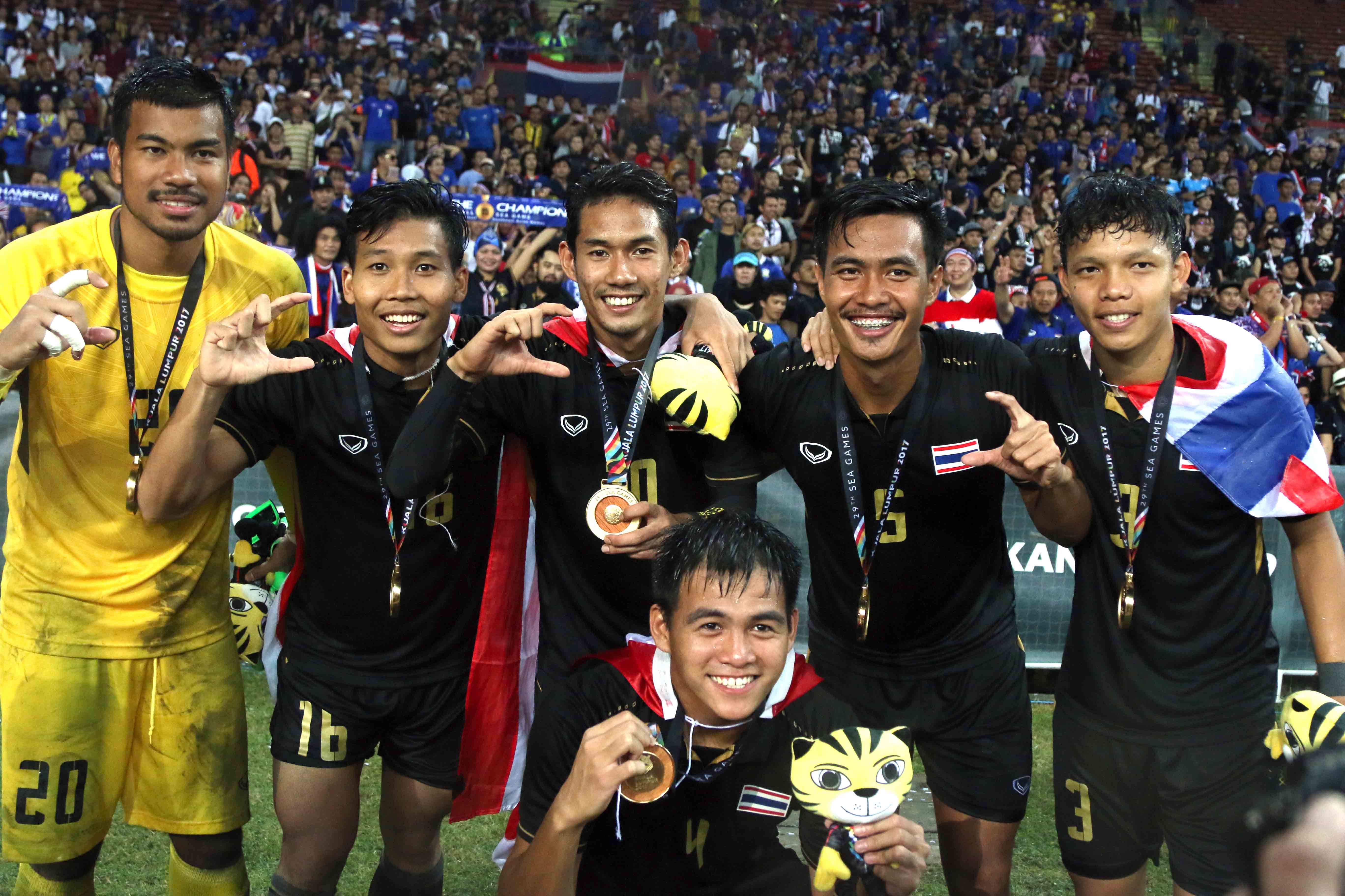 Các cầu thủ U-22 Thái Lan ăn mừng chức vô địch SEA Games 29. Ảnh: NGUYÊN KHÔI