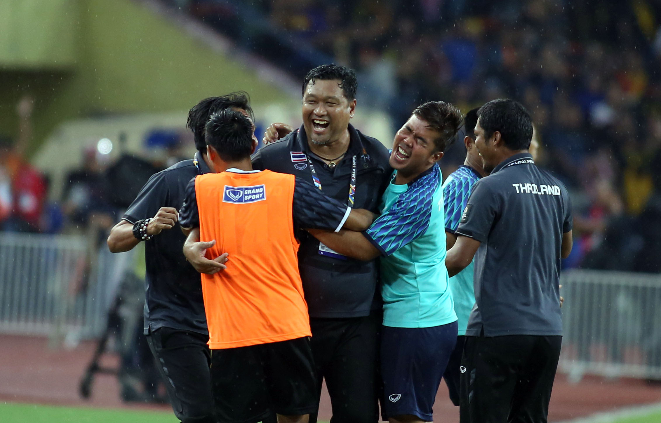 Niềm vui của HLV Worrawoot Srimaka sau trận thắng U-22 Malaysia. Ảnh: NGUYÊN KHÔI
