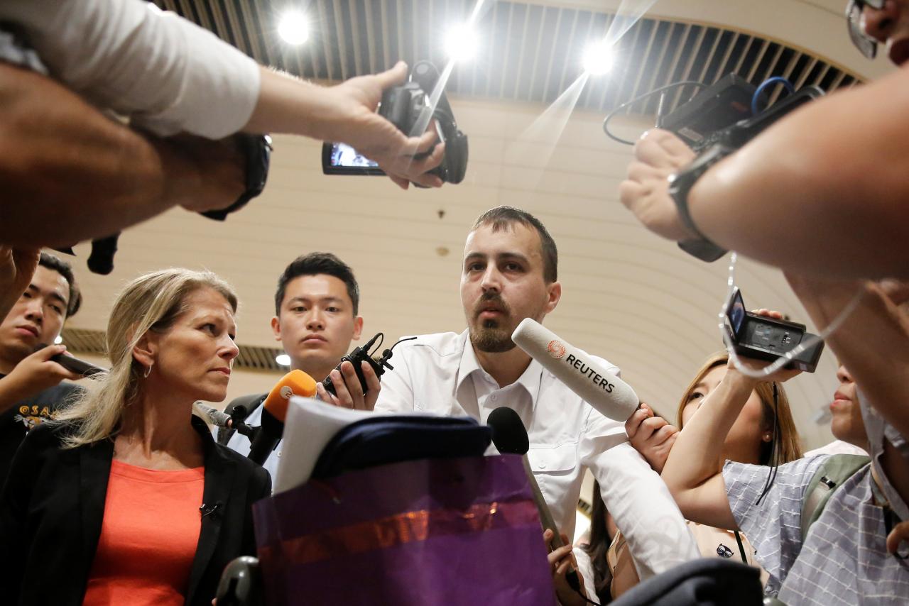 Du khách Mỹ Nicholas Burkhead trả lời báo chí sau chuyến du lịch Triều Tiên - Ảnh: Reuters