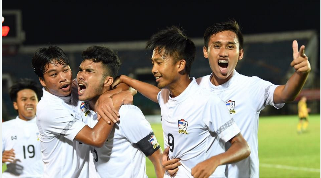 Các cầu thủ Thái Lan ăn mừng bàn thắng vào lưới Malaysia. Ảnh: GOAL.COM