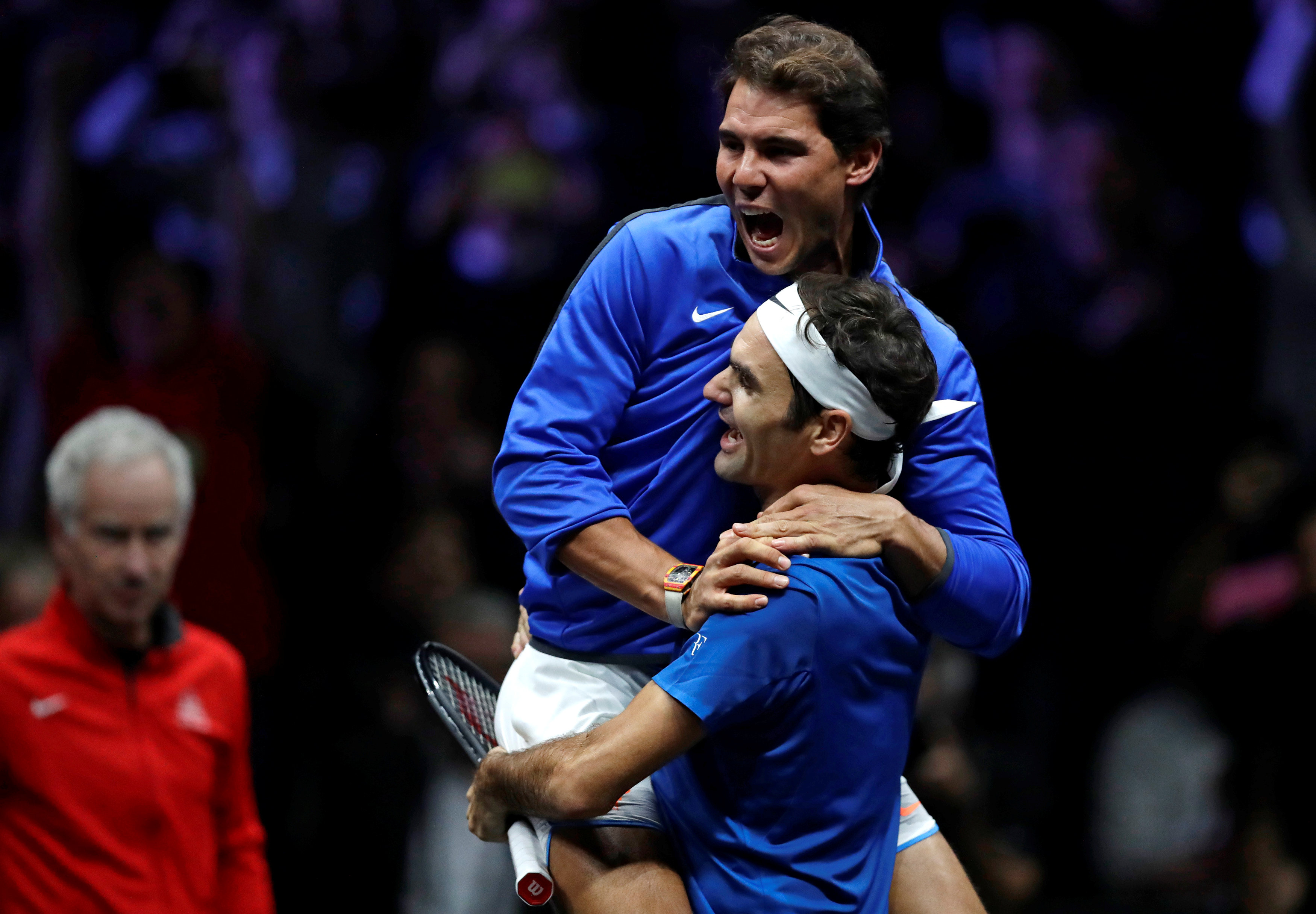 Nadal ôm Federer ăn mừng sau khi tay vợt người Thụy Sỹ đánh bại Nick Kyrgios. Ảnh: REUTERS