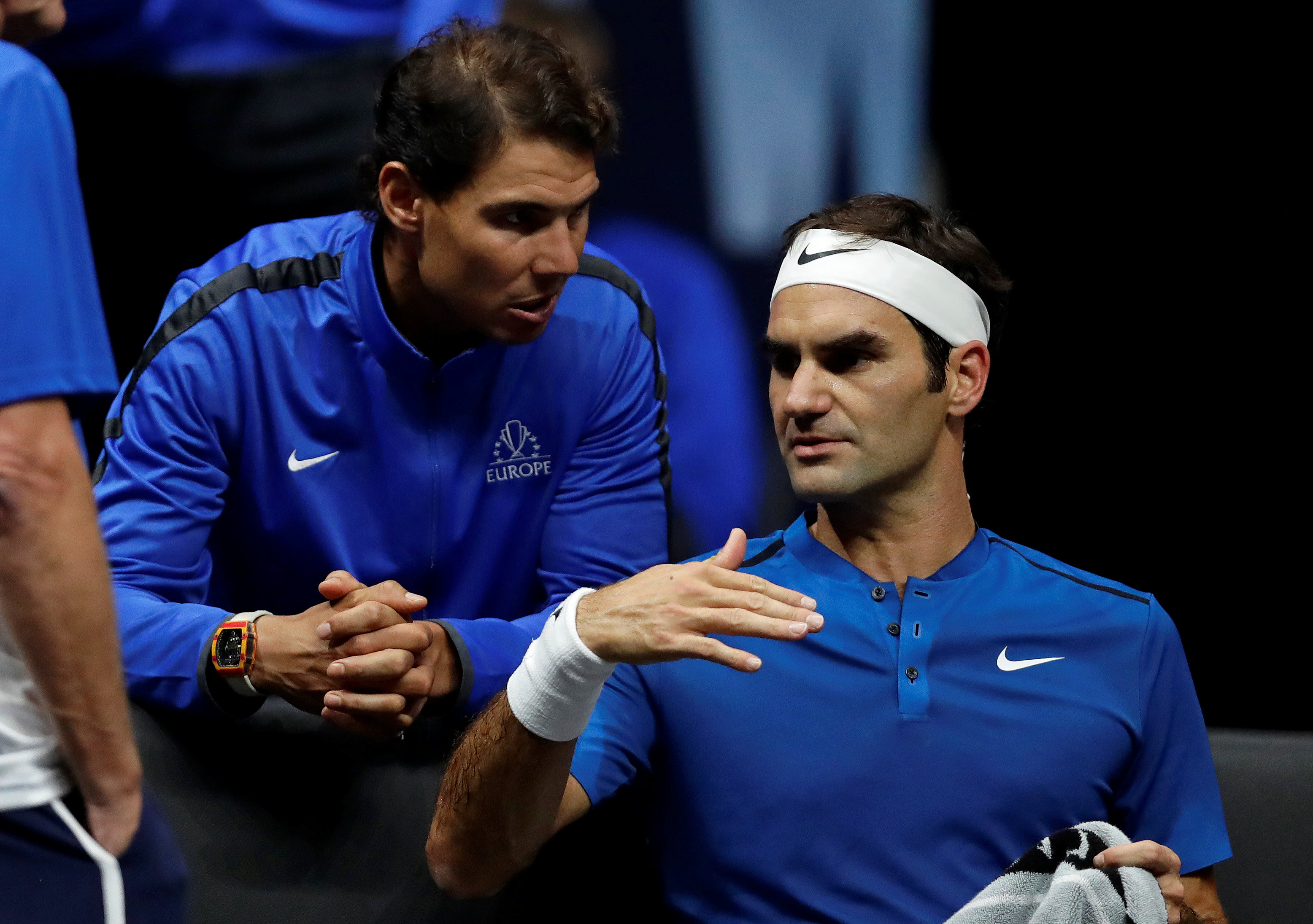 Federer và Nadal (đứng sau) trao đổi trong trận Federer gặp Nick Kyrgios. Ảnh: REUTERS