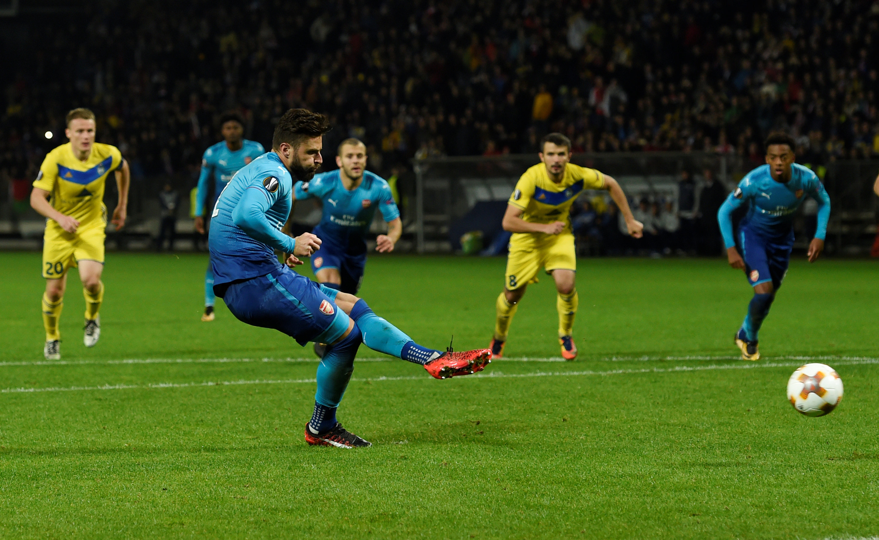 Giroud đá phạt 11m thành công nâng tỉ số trận đấu lên 4-1 cho Arsenal. Ảnh: REUTERS