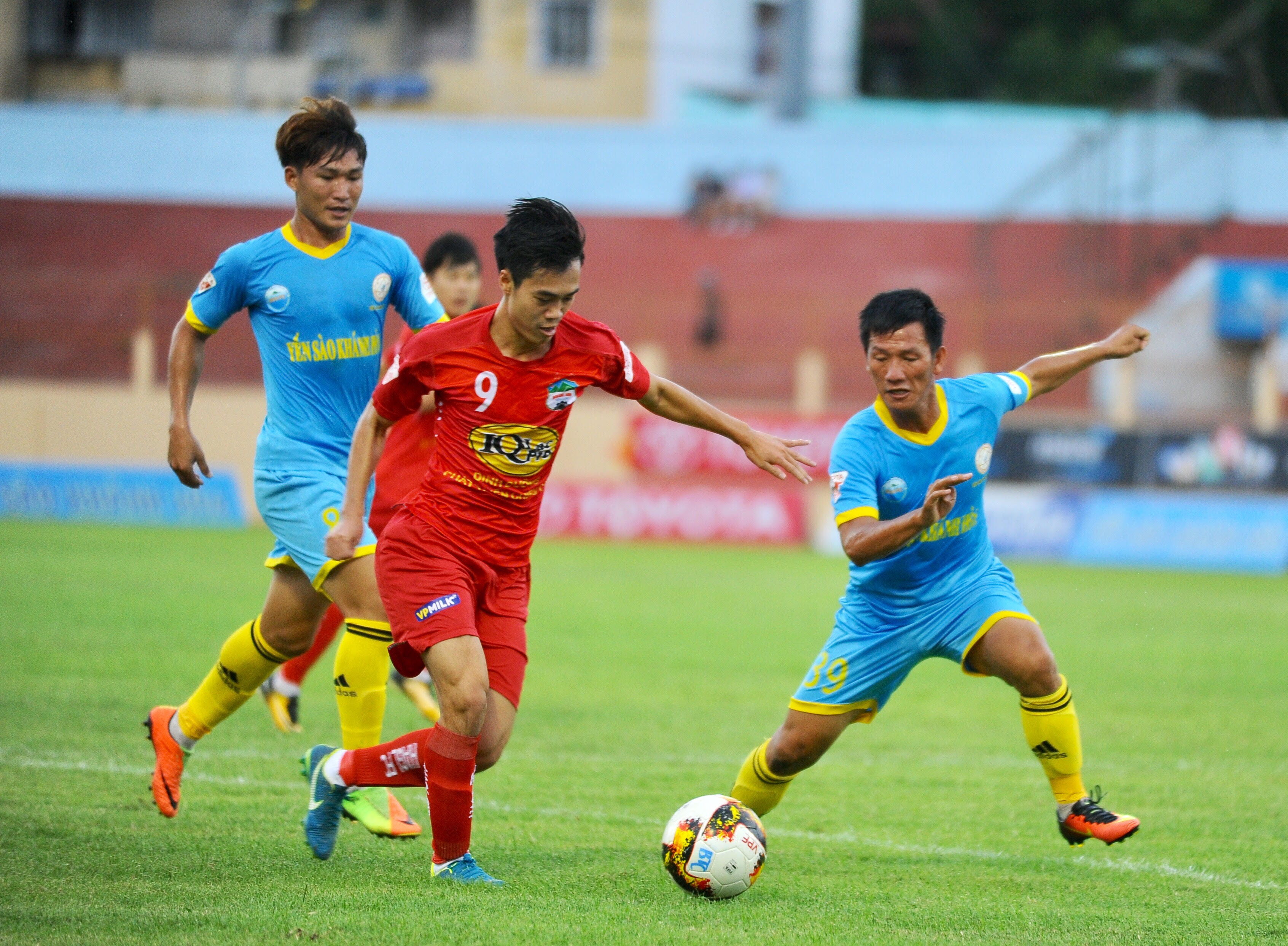 Trận đấu giữa Sanna Khánh Hòa (xanh) với Hoàng Anh Gia Lai (đỏ) diễn ra trên sân Nha Trang vắng vẻ người xem. Ảnh: ANH TIẾN