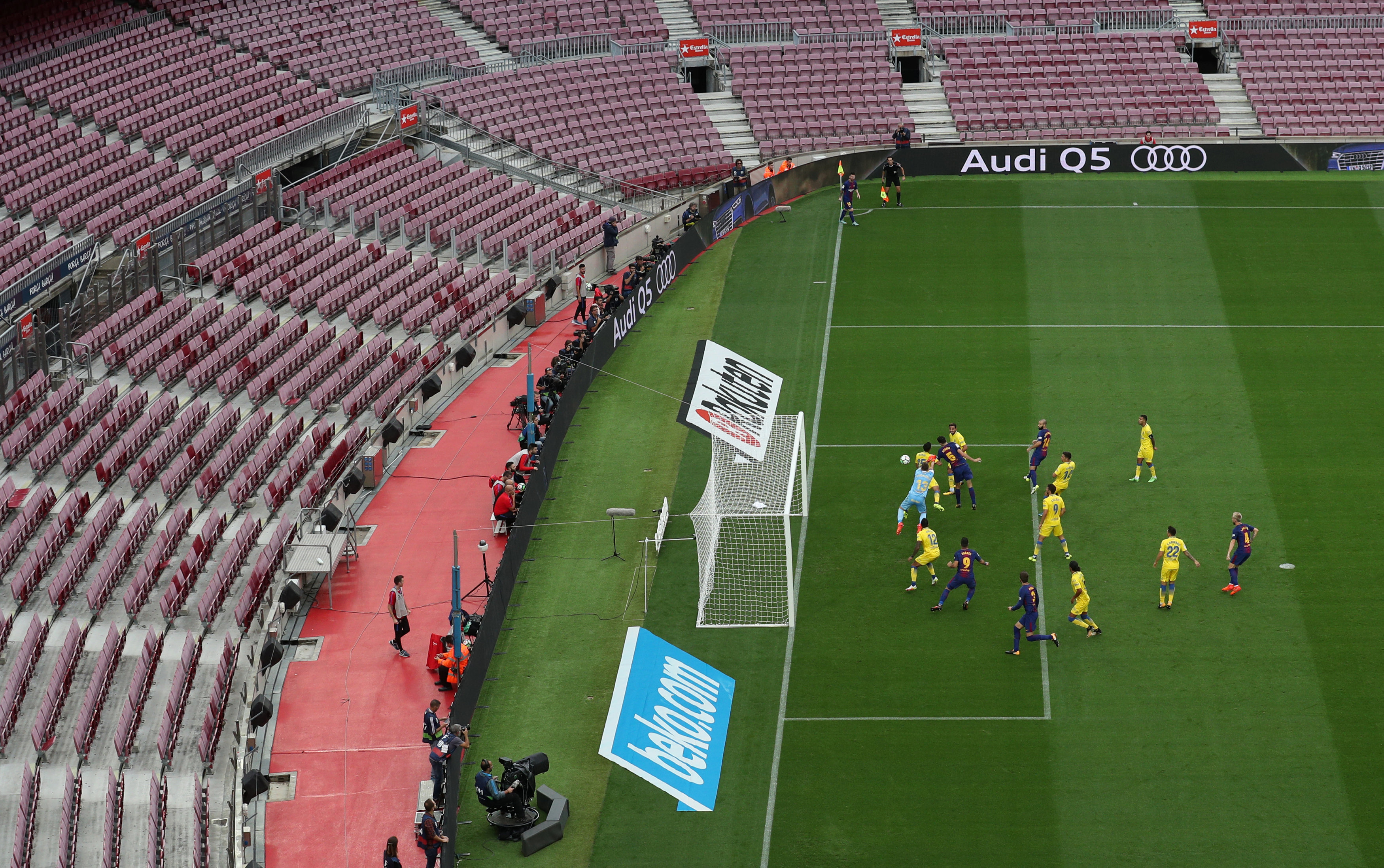 Các cầu thủ Barca và Las Palmas thi đấu trong sân vận động không khán giả. Ảnh: REUTERS