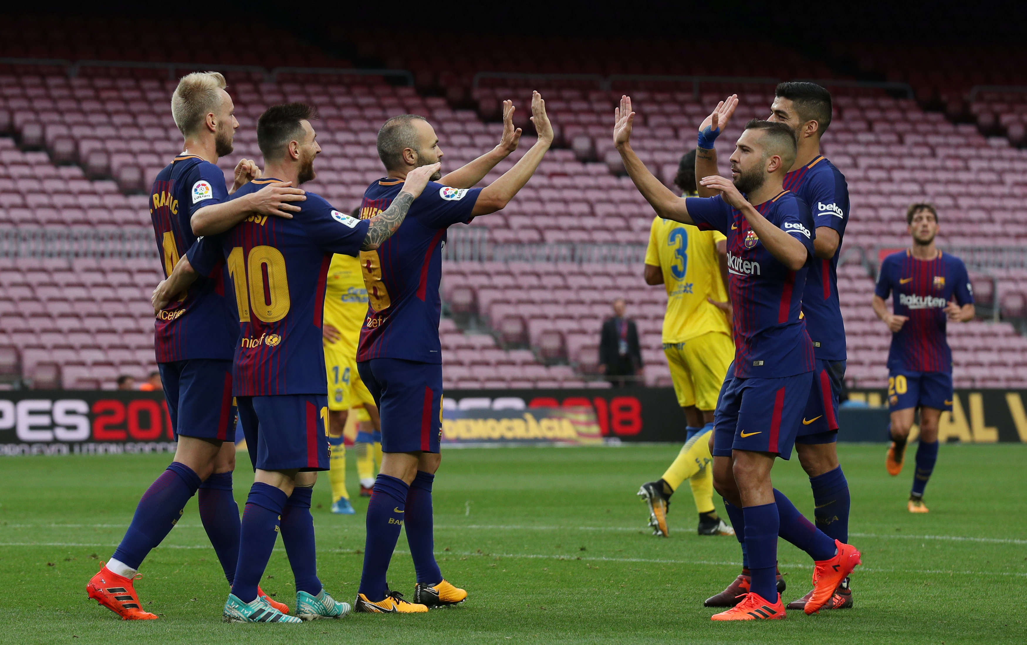 Các cầu thủ Barca ăn mừng bàn thắng vào lưới Las Palmas. Ảnh: REUTERS