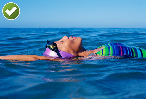 Bài tập10: Thể dục toàn thân  Thể dục nhịp điệu giúp cho phổi, tim và các mạch máu của bạn khỏe hơn và còn giúp bạn giảm cân. Đi bộ, bơi lội và đạp xe đạp cũng giúp giảm cơn đau lưng. Bắt đầu với các bài tập nhỏ và nâng dần theo thời gian. Nếu lưng bạn bị đau, hãy thử bơi lội,vì nước sẽ hỗ trợ cho cơ thể bạn.Tránh các va chạm mà có thể gây nguy hiểm cho cơ thể bạn.