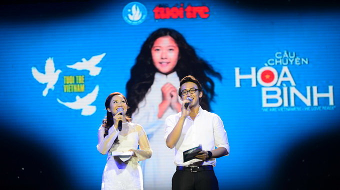Hai MC Minh Hương và Quang Bảo dẫn chương trình - Ảnh: Quang Định