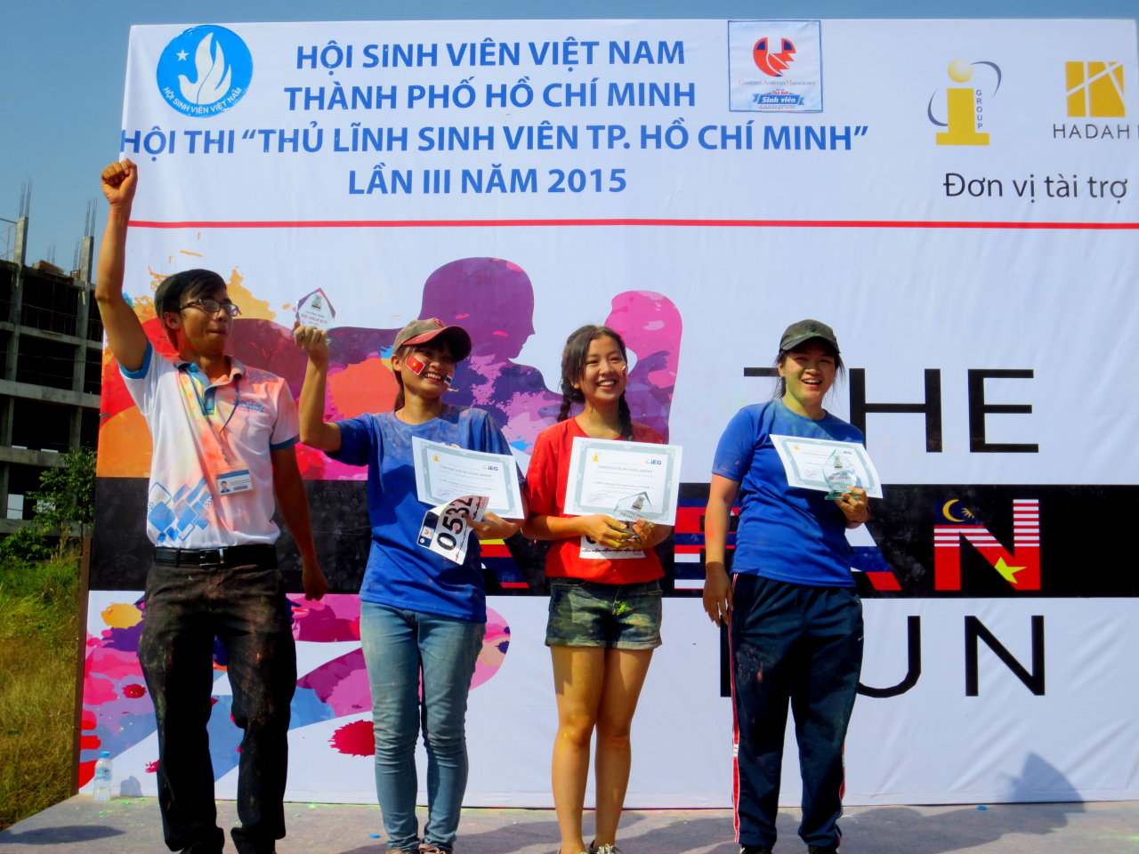 Ba sinh viên nhận học bổng toàn phần của trung tâm anh ngữ IG trong cuộc thi ảnh đẹp về “The Asean run” - Ảnh: Minh Huyền