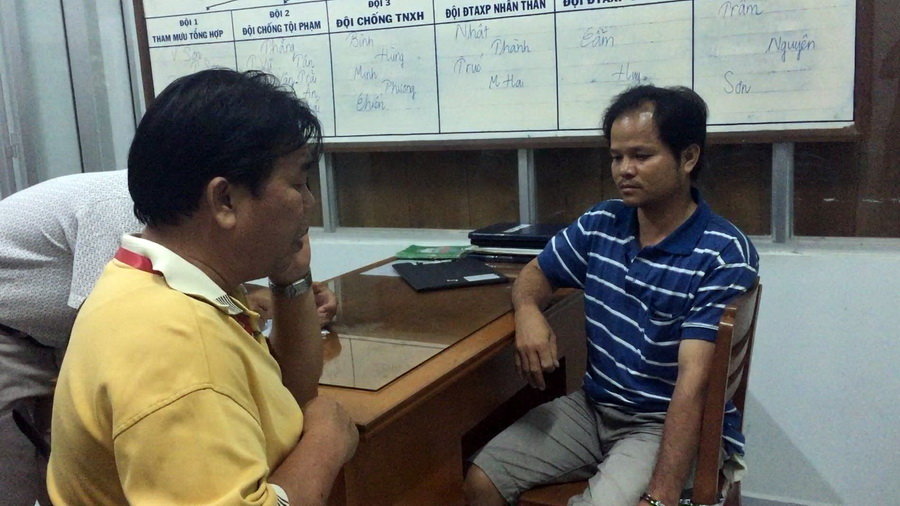 Ông Võ Văn Minh (phải) tại cơ quan điều tra khi bị bắt 