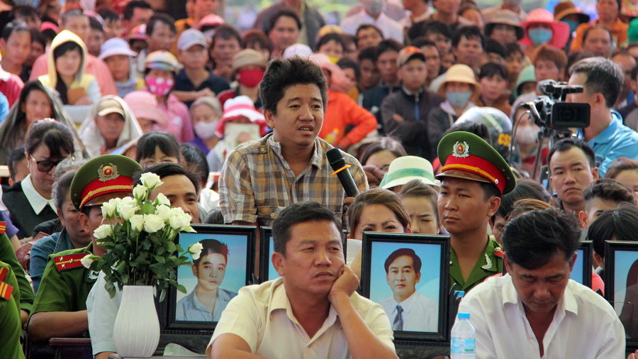 Ông Nguyễn Lê Hưng (em trai nạn nhân Ánh Nga) rưng rưng khi kể lại những cuộc gọi với các nạn nhân vào đêm bị thảm sát - Ảnh: BÁ SƠN