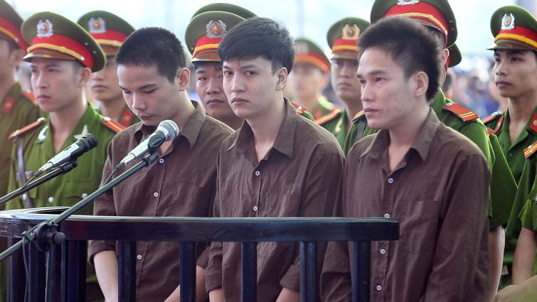 Từ trái qua: ba bị cáo Tiến - Dương - Thoại - Ảnh: Thuận Thắng