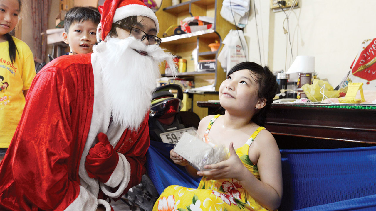 Bé Kim Bình (7 tuổi, Q.Tân Bình) nhận quà từ ông già Noel dịch vụ kiếm tiền làm từ thiện