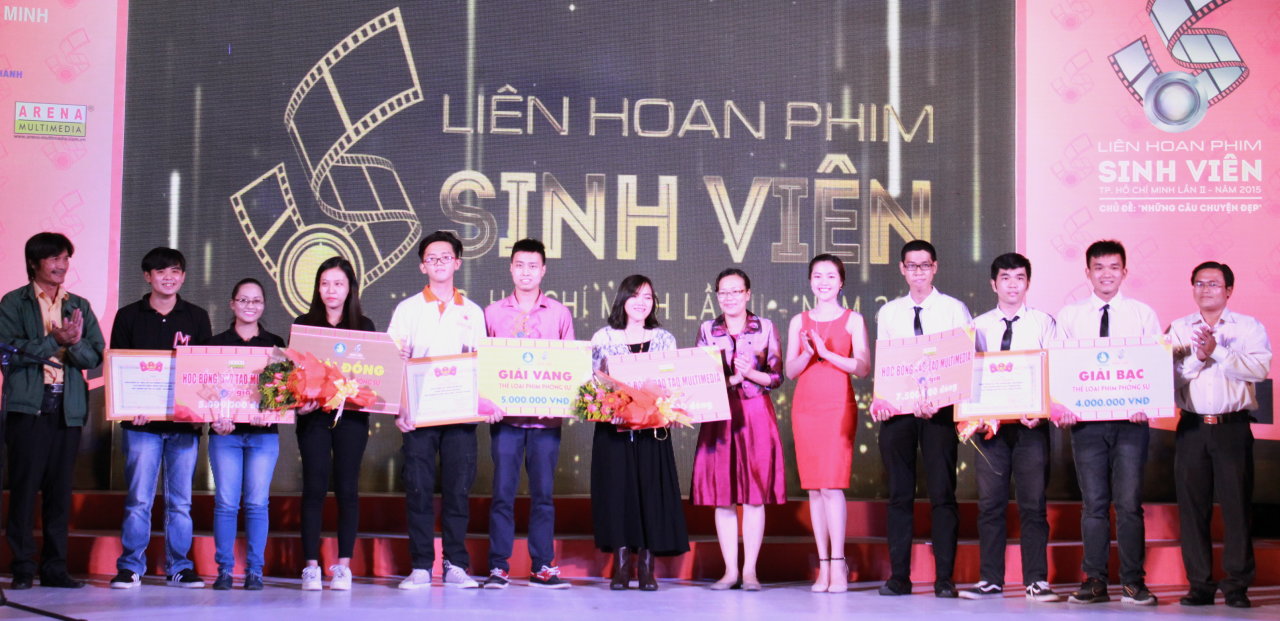 Các nhóm làm phim phóng sự đạt giải của liên hoan phim sinh viên TP.HCM 2015 - Ảnh: Q.L.